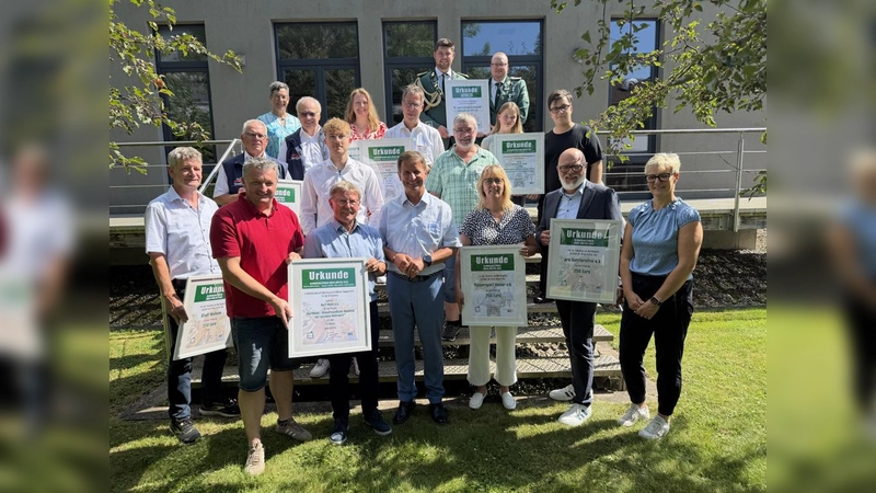 Landrat Michael Stickeln (vorne Mitte) freute sich, neun zukunftsweisende Projekte auszuzeichnen: das Dorf Mobil Borgentreich, das „E-Rikscha-Projekt“ des Helene-Schweitzer-Zentrums Steinheim, das St. Antonius Seniorenhaus Brakel mit seinem „Rolli-Mobil“, das Gymnasium St. Xaver Bad Driburg mit einem „Lastenrad-Konzept“, die St. Josef-Schützenbruderschaft Dalhausen mit der App „CO2-Ausstoß reduzieren, klimafreundlich und nachhaltig unterwegs sein“, die Stadt Nieheim mit dem „Mobilitätsexperiment Stadtterrassen Marktstraße Nieheim“, den Bürgerbusverein Warburg, den Verein „pro barrierefrei“ Bad Driburg mit dem „Inklusionsanhänger für klimafreundliche Mobilität und soziale Teilhabe“ und den Verein Wassersport Höxter für das „Bikeport mit Lademöglichkeit für E-Bikes“. (Foto: Kreis Höxter)