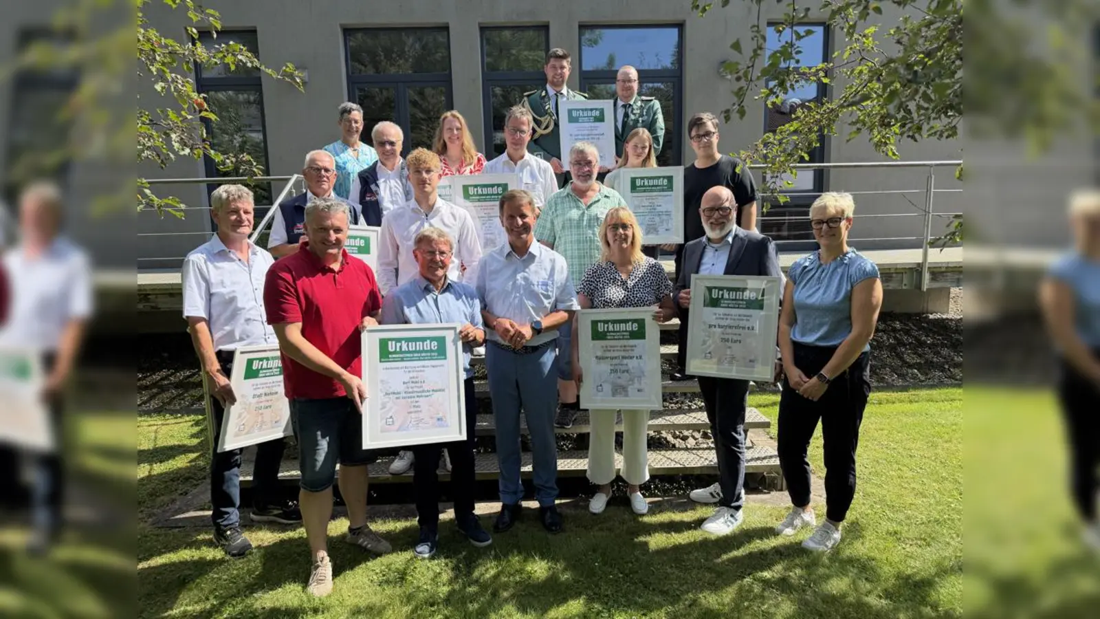 Landrat Michael Stickeln (vorne Mitte) freute sich, neun zukunftsweisende Projekte auszuzeichnen: das Dorf Mobil Borgentreich, das „E-Rikscha-Projekt“ des Helene-Schweitzer-Zentrums Steinheim, das St. Antonius Seniorenhaus Brakel mit seinem „Rolli-Mobil“, das Gymnasium St. Xaver Bad Driburg mit einem „Lastenrad-Konzept“, die St. Josef-Schützenbruderschaft Dalhausen mit der App „CO2-Ausstoß reduzieren, klimafreundlich und nachhaltig unterwegs sein“, die Stadt Nieheim mit dem „Mobilitätsexperiment Stadtterrassen Marktstraße Nieheim“, den Bürgerbusverein Warburg, den Verein „pro barrierefrei“ Bad Driburg mit dem „Inklusionsanhänger für klimafreundliche Mobilität und soziale Teilhabe“ und den Verein Wassersport Höxter für das „Bikeport mit Lademöglichkeit für E-Bikes“. (Foto: Kreis Höxter)