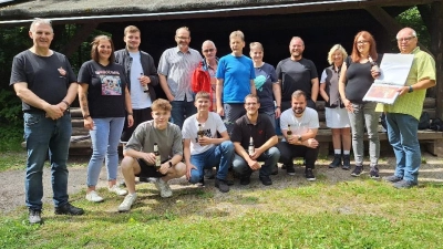 Die Scherfeder Kneipentourer, hier an der Hammerbachhütte in Hardehausen. (Foto: privat)