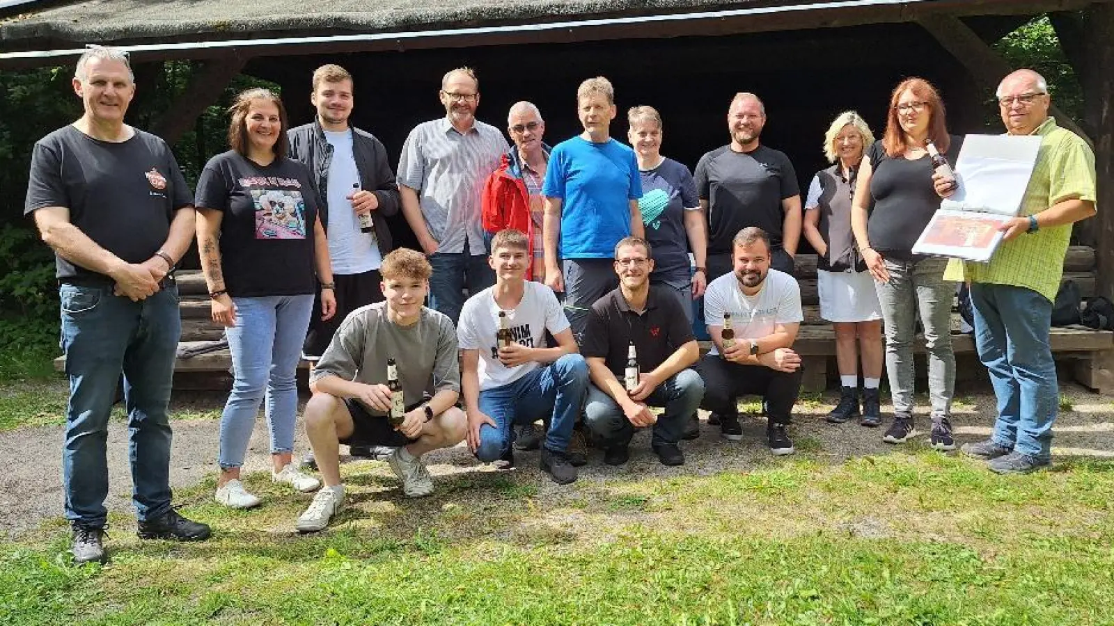 Die Scherfeder Kneipentourer, hier an der Hammerbachhütte in Hardehausen. (Foto: privat)