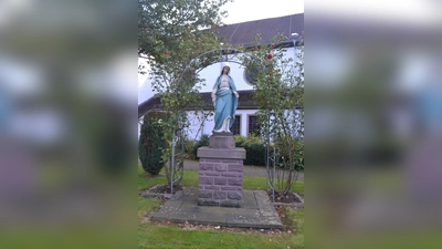 Marienskulptur auf dem nördlichen Kirchenvorplatz. (Foto: privat)