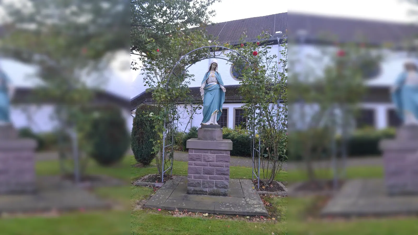 Marienskulptur auf dem nördlichen Kirchenvorplatz. (Foto: privat)