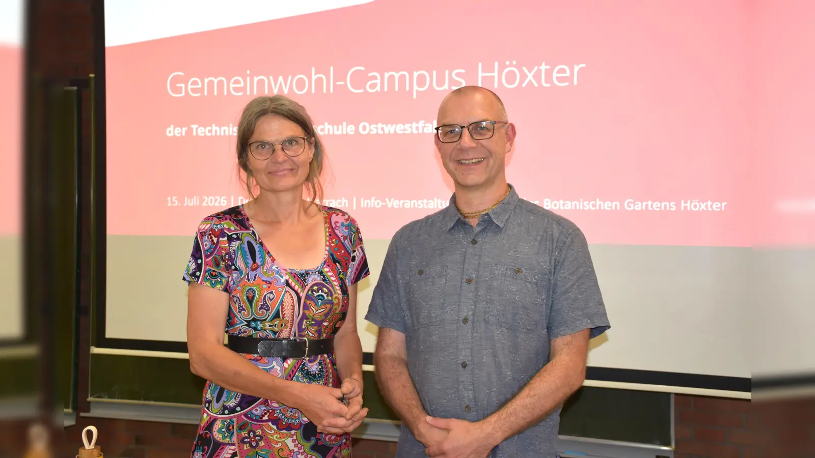 Ute Aland (Vorsitzende des Freundeskreis Bot. Garten Höxter und Dozentin für Pflanzenverwendung an der TH Höxter) lud Dr. Christoph Harrach (Projektverantwortliche Gemeinwohlcampus) zu einer Fragestunde ein.  (Foto: Barbara Siebrecht)