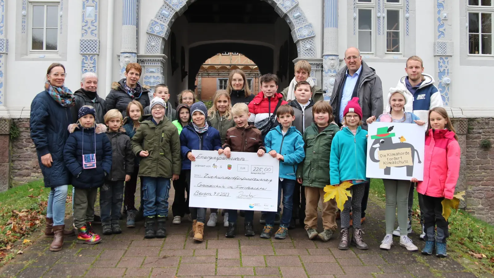 Ihr Fleiß für den Klimaschutz wird belohnt: Die Grundschulen und das Jugendzentrum dürfen sich mit den erhaltenen Prämien einen Wunsch ihrer Wahl erfüllen. (Foto: BB/KSA)