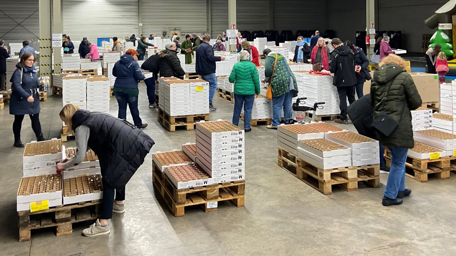 Brauns Heitmann zeigt ihre Farbvielfalt bei einem weiteren Sonderverkauf an Echt Glas-Weihnachtskugeln. (Foto: privat)