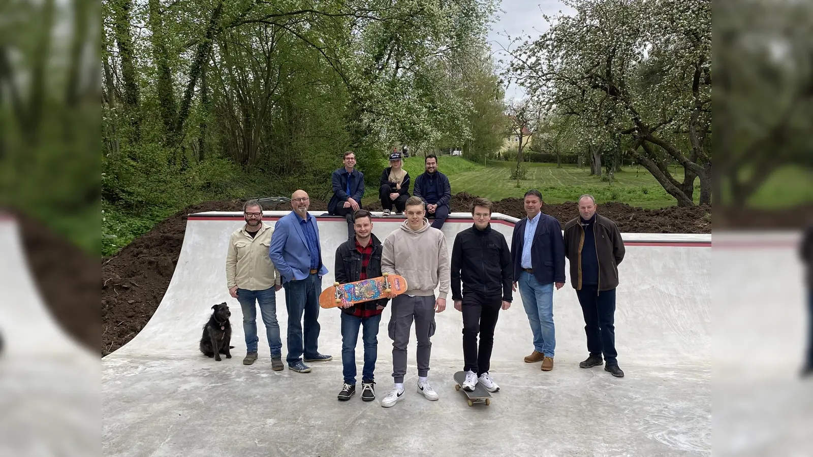 (hinten v.l.) Bürgermeister Tobias Scherf, Jonne Lücke, und Dr. Alexander Akel („Demokratie leben!“ Koordination Hansestadt Warburg), (vorne v.l.) Dirk Lücke (L2 Architektur), Thomas Rebenstock („Demokratie leben!“ Koordination Hansestadt Warburg), Jan Harder, Bennett Nübel, Arthur Zemlanuchin (drei der am Projekt beteiligten Jugendlichen) Olaf Krane (Fachbereichsleitung FB III - Bildung, Kultur, Jugend und Sport) und Ulrich Klare (Stellv. Fachbereichsleiter FB II – Bauen und Stadtentwicklung). (Foto: Julia Sürder)