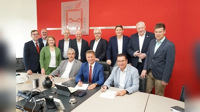 Fordern, dass die Finanzmittel des „Sondervermögen Infrastruktur und Klimaneutralität“ der Bundesregierung innerhalb des Landes NRW gleichmäßig und gerecht verteilt werden: Landrat Michael Stickeln (sitzend Mitte) und Steinheims Bürgermeister Carsten Torke (sitzend r., Sprecher der Bürgermeister im Kreis Höxter) sowie Hermann Temme (sitzend l., Bürgermeister Brakel), Tobias Scherf (v.l., Bürgermeister Warburg), Johannes Schlütz (Bürgermeister Nieheim), Kreisdirektorin Manuela Kupsch, Josef Suermann (Bürgermeister Marienmünster), Hubertus Grimm (Bürgermeister Beverungen), Norbert Hofnagel (Bürgermeister Willebadessen), Nicolas Aisch (Bürgermeister Borgentreich), Daniel Hartmann (Bürgermeister Höxter) und Michael Scholle (Erster Beigeordneter Bad Driburg, in Vertretung für Bürgermeister Burkhard Deppe). (Foto: Kreis Höxter)