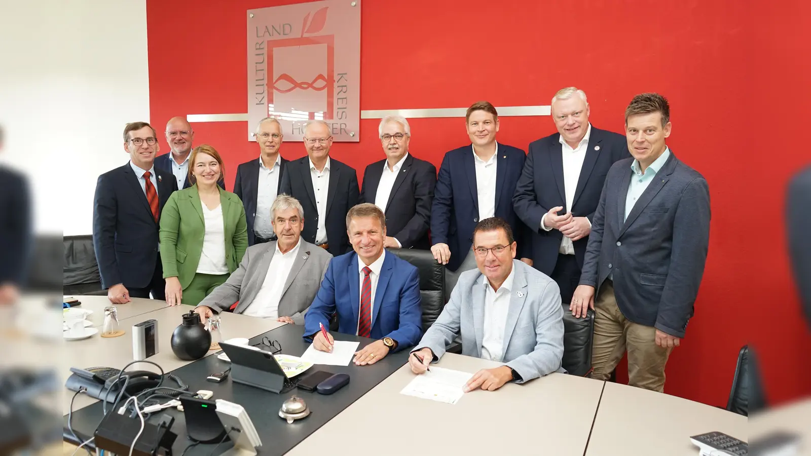 Fordern, dass die Finanzmittel des „Sondervermögen Infrastruktur und Klimaneutralität“ der Bundesregierung innerhalb des Landes NRW gleichmäßig und gerecht verteilt werden: Landrat Michael Stickeln (sitzend Mitte) und Steinheims Bürgermeister Carsten Torke (sitzend r., Sprecher der Bürgermeister im Kreis Höxter) sowie Hermann Temme (sitzend l., Bürgermeister Brakel), Tobias Scherf (v.l., Bürgermeister Warburg), Johannes Schlütz (Bürgermeister Nieheim), Kreisdirektorin Manuela Kupsch, Josef Suermann (Bürgermeister Marienmünster), Hubertus Grimm (Bürgermeister Beverungen), Norbert Hofnagel (Bürgermeister Willebadessen), Nicolas Aisch (Bürgermeister Borgentreich), Daniel Hartmann (Bürgermeister Höxter) und Michael Scholle (Erster Beigeordneter Bad Driburg, in Vertretung für Bürgermeister Burkhard Deppe). (Foto: Kreis Höxter)
