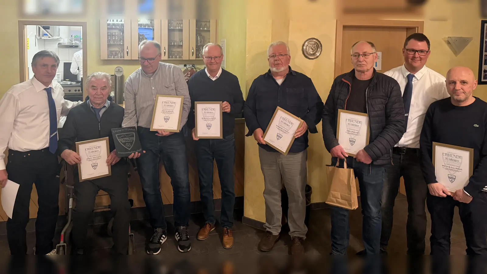 Ehrungen beim FC-Blau-Weiß Weser (v.l.). Vorsitzender Gerd Henke mit den anwesenden Geehrten: Josef Neumann, Peter Döring, Hubertus Grimm, Norbert Tyrasa, Ernst-Adolf Wielert, Christian Grimm und Dieter Glawion. (Foto: Blau-Weiß Weser / privat)
