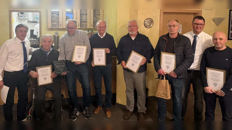 Ehrungen beim FC-Blau-Weiß Weser (v.l.). Vorsitzender Gerd Henke mit den anwesenden Geehrten: Josef Neumann, Peter Döring, Hubertus Grimm, Norbert Tyrasa, Ernst-Adolf Wielert, Christian Grimm und Dieter Glawion. (Foto: Blau-Weiß Weser / privat)