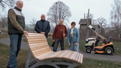 V.l.: Ohpfl. Reinhard Koch, Helfer Manfred Kleine, Bezirksverwaltungsstellenleiter Detlef Bargholt und stellvertretende Bürgermeisterin Ursula Grewe. (Foto: privat)