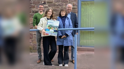 Hoffen auf eine spannende und informative Ausbildungsmesse (v.l.): Daniel Nauendorf (Gymnasium Beverungen), Lena Sternheimer (Beverungen Marketing e.V.), Annette Hennemann (Sekundarschule Beverungen) und Bürgermeister Hubertus Grimm. (Foto: privat)