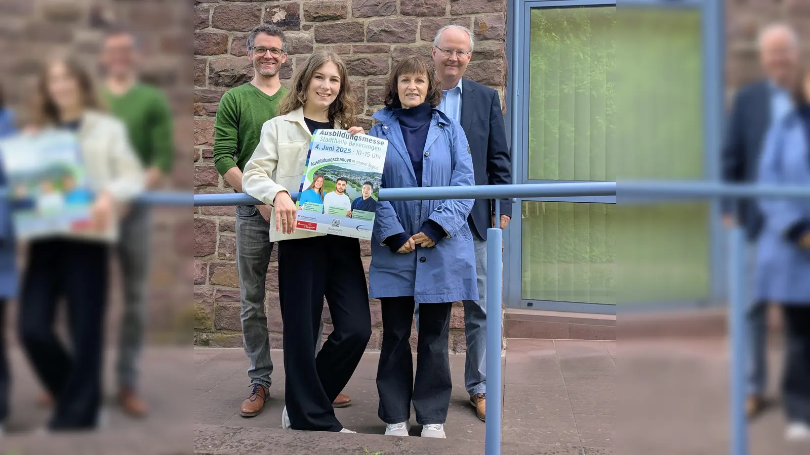Hoffen auf eine spannende und informative Ausbildungsmesse (v.l.): Daniel Nauendorf (Gymnasium Beverungen), Lena Sternheimer (Beverungen Marketing e.V.), Annette Hennemann (Sekundarschule Beverungen) und Bürgermeister Hubertus Grimm. (Foto: privat)