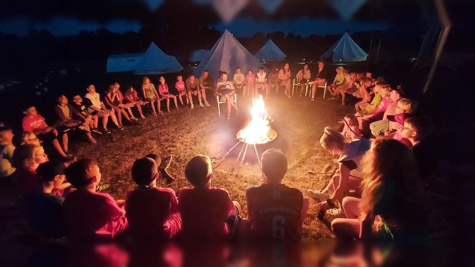 Zum Ferienlager gehören auch Abende am Lagerfeuer. (Foto: privat)
