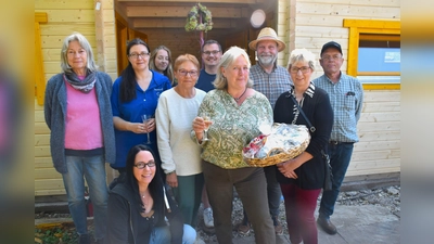 Vereinsmitglieder und Helfer beim Richtfest: Sigrid Priebe, Vanessa Ender, Sina Glasen (vorne), Jasmin Leopold (Fa. Hammer), Ingrid Klohs, , Michael Borgolte (für die Pfadfinder St. Anna Stahle), Sabine und Markus Wentzke, Marion Steinmann und Christian Söffge (Innenausbau) es fehlen die Unterstützer Manu Loges und Stefan Borgolte sowie Achim Schwand (Elektroinstalation).  (Foto: Barbara Siebrecht)