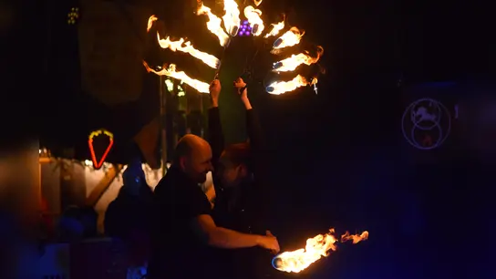 Bei der Eröffnung des Weihnachtsmarktes stand die Performancegruppe „Elements of Fire” ganz vorn mit dabei. Das Spiel mit Feuer und Licht entfaltete auf der Eisbahn seine volle Wirkung. (Foto: Marc Otto)