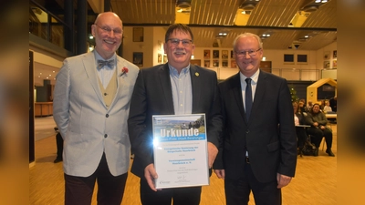 Roger van Heynsbergen (stellv. Bgm.), Bernd Hoga (für die Vereinsgemeinschaft) und Bgm. Hubertus Grimm. (Foto: Barbara Siebrecht)