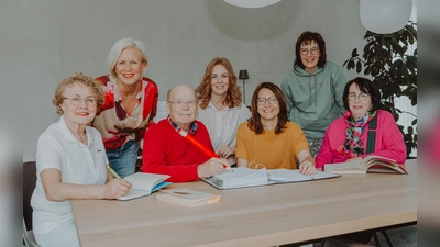 Sie erstellten das Jubiläumsbuch: (v. l.) Elisabeth Jödecke, Katja Grote, Bernd Krüger, Katja Hertel, Birgit Düker, Susanne Lauter, Maria Brinkmann<br> (Foto: privat)