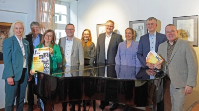 Der Kartenvorverkauf für das Neujahrskonzert ist bereits gestartet (v.l.): Viola Wellsow, Markus Krömeke, Britta Multhaupt, Bürgermeister Alexander Kleinschmidt, Marleen Menne, Dominik Reineke, Karina Kücking, Friedrich Luchterhandt und Bernhard Fischer. (Foto: Stadt Brakel)