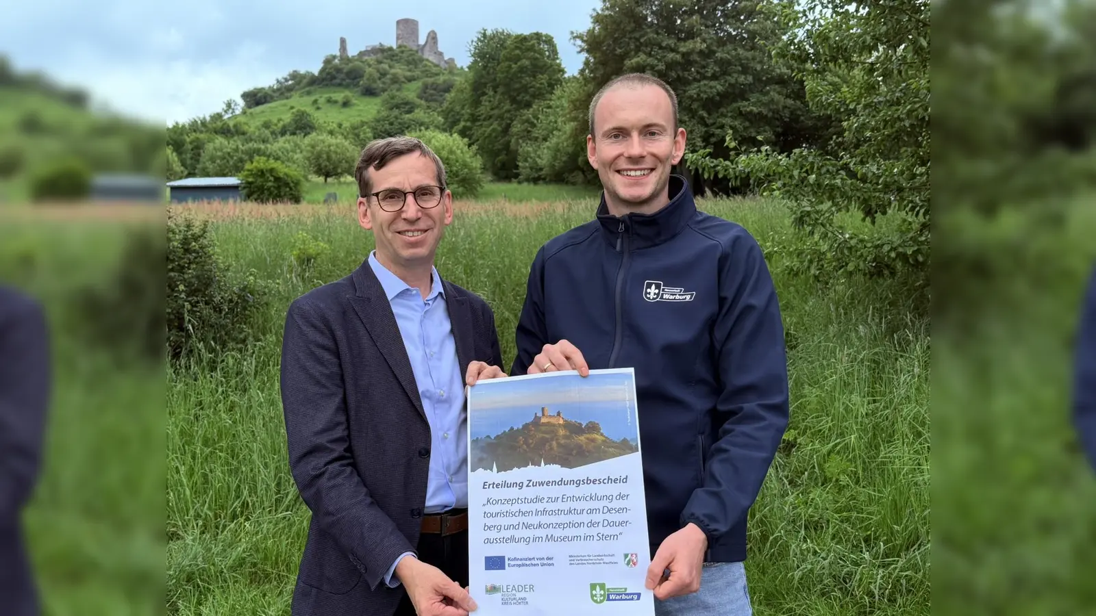 50.050 Euro vom LEADER-Programm fließen in die Weiterentwicklung des Desenbergs, einem der wichtigsten Kulturdenkmälern in Ostwestfalen-Lippe. Bürgermeister Tobias Scherf (links) und Touristiker Lucas Lambracht freuen sich über die Zuwendung und auf die geplante Konzeptstudie. (Foto: Stadt Warburg)