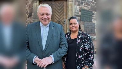 Bürgermeister Daniel Hartmann und Nadine Nolte von der Stabsstelle Familie werben für den neuen Seniorenbeirat der Stadt Höxter und laden ältere Bürgerinnen und Bürger ein, sich zu informieren und aktiv einzubringen. (Foto: Stadt Höxter)
