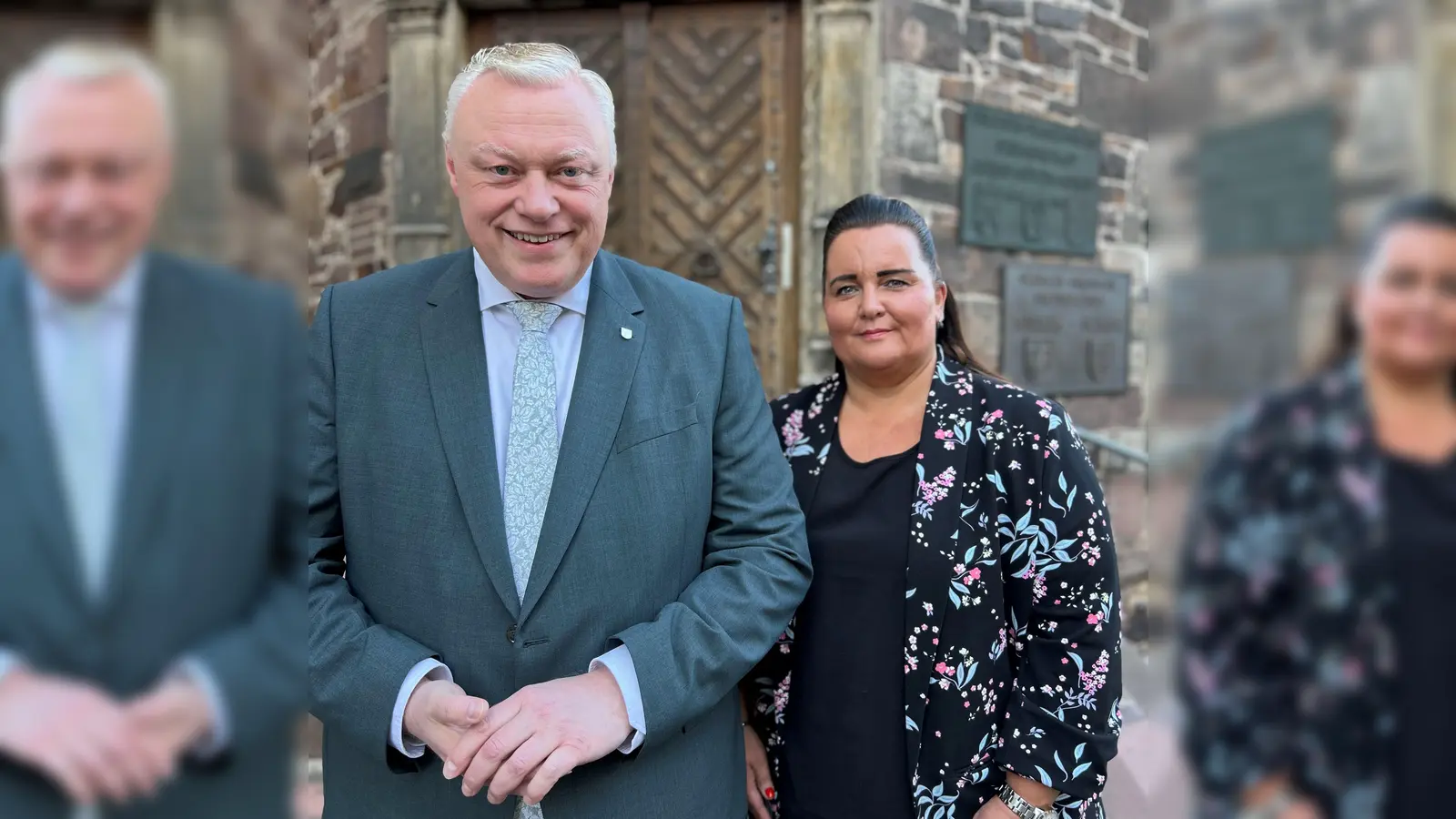Bürgermeister Daniel Hartmann und Nadine Nolte von der Stabsstelle Familie werben für den neuen Seniorenbeirat der Stadt Höxter und laden ältere Bürgerinnen und Bürger ein, sich zu informieren und aktiv einzubringen. (Foto: Stadt Höxter)