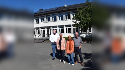 V.l.: Bürgermeister Daniel Hartmann, Baudezernentin Julia Gogrewe, Emine Yesilgöz, Hochbau der Stadt Höxter, sowie Ortsausschussvorsitzender Hans-Josef Held vor dem Dorfgemeinschaftshaus in Godelheim. (Foto: Stadt Höxter)