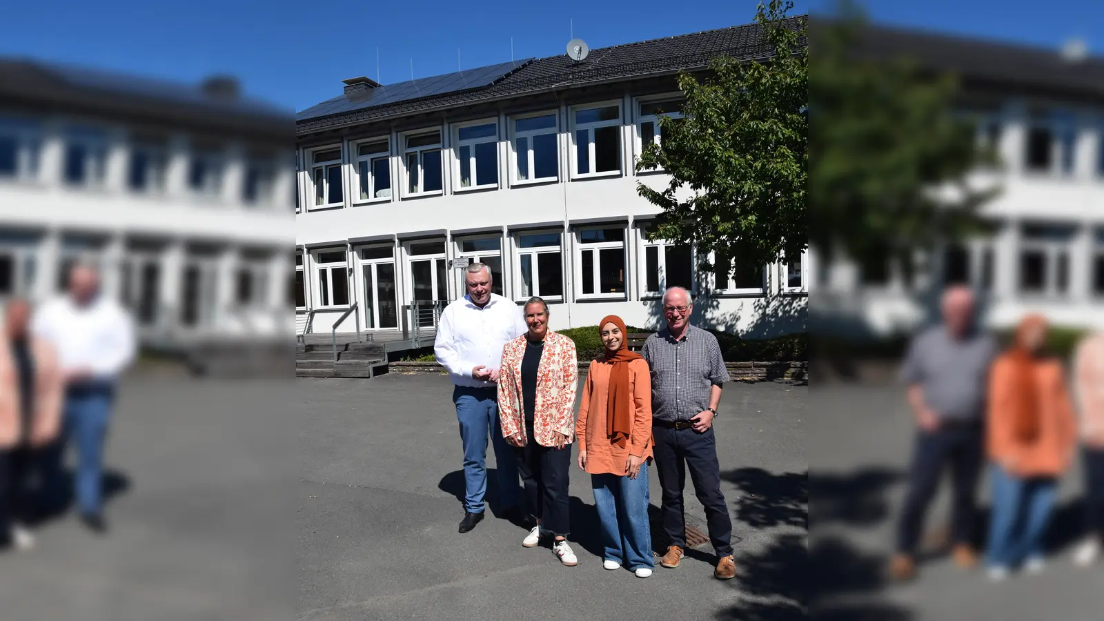 V.l.: Bürgermeister Daniel Hartmann, Baudezernentin Julia Gogrewe, Emine Yesilgöz, Hochbau der Stadt Höxter, sowie Ortsausschussvorsitzender Hans-Josef Held vor dem Dorfgemeinschaftshaus in Godelheim. (Foto: Stadt Höxter)