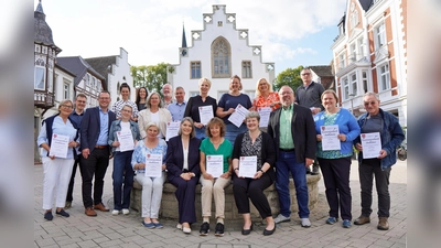 Die neuen Stadtführer/innen in Brakel: (v.l., erste Reihe) Inga-May Persson-Markus, Marcel Hoppe, Bürgermeister Alexander Kleinschmidt, Martina Fiekens, Richardis Köhler (sitzend), Evelyn Walker-Fimmel, Dr. Marion Deppe, Andrea Held, Bernd Zymner, Silke Schlüter, Michael Fiekens, (von links, hinten) Ann Kathrin Hickl und Janine Brigant-Loke von der VHS Bad Driburg-Brakel-Nieheim-Steinheim, Carmen Götz, Dr. Wolfgang Micus, Jürgen Vauth, Jutta Robrecht, Ina Hartmann, Ramona Ellebrecht und Jakob Tews. Auf dem Foto fehlt Sven Menke. (Foto: Stadt Brakel)