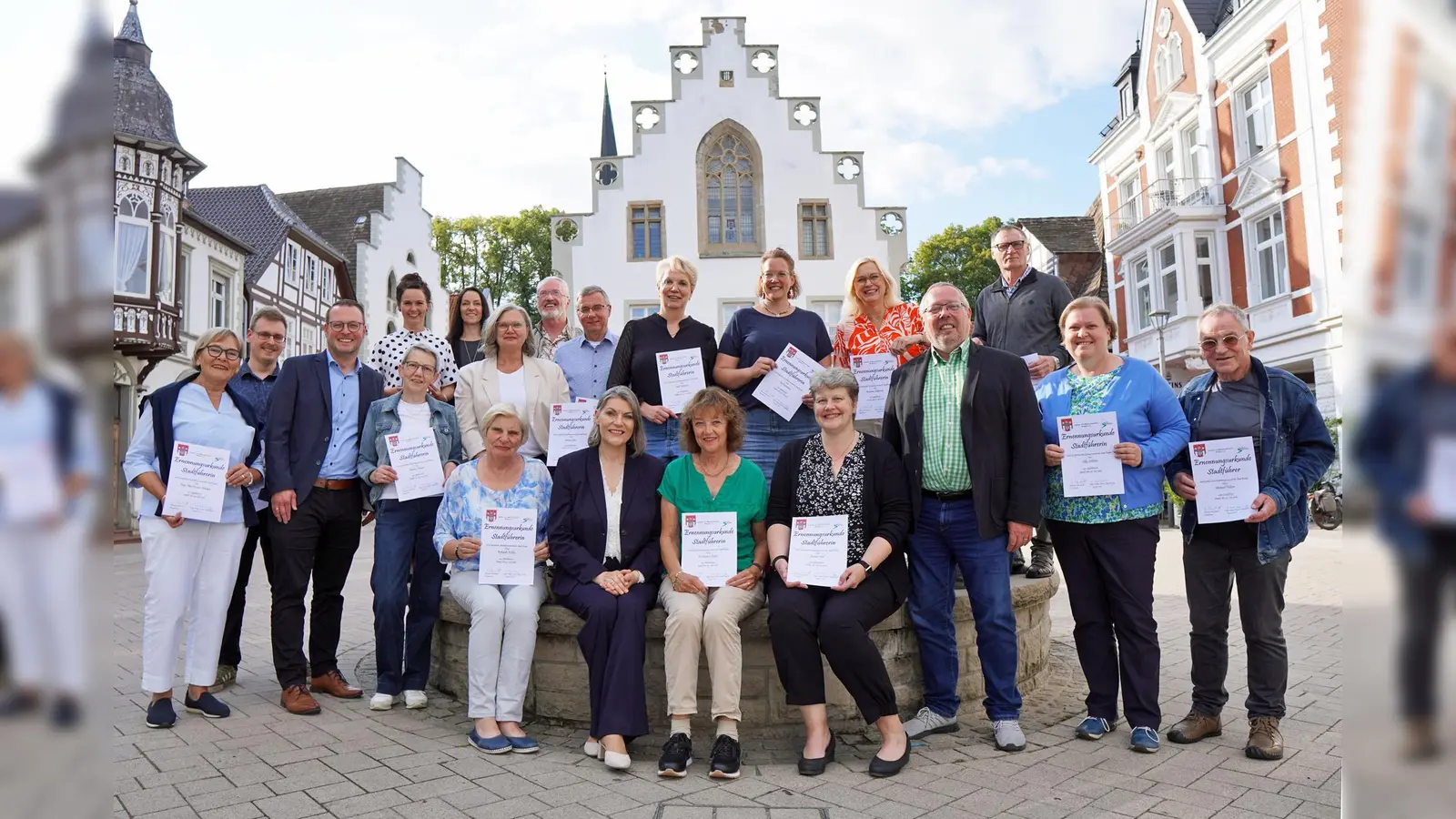 Die neuen Stadtführer/innen in Brakel: (v.l., erste Reihe) Inga-May Persson-Markus, Marcel Hoppe, Bürgermeister Alexander Kleinschmidt, Martina Fiekens, Richardis Köhler (sitzend), Evelyn Walker-Fimmel, Dr. Marion Deppe, Andrea Held, Bernd Zymner, Silke Schlüter, Michael Fiekens, (von links, hinten) Ann Kathrin Hickl und Janine Brigant-Loke von der VHS Bad Driburg-Brakel-Nieheim-Steinheim, Carmen Götz, Dr. Wolfgang Micus, Jürgen Vauth, Jutta Robrecht, Ina Hartmann, Ramona Ellebrecht und Jakob Tews. Auf dem Foto fehlt Sven Menke. (Foto: Stadt Brakel)