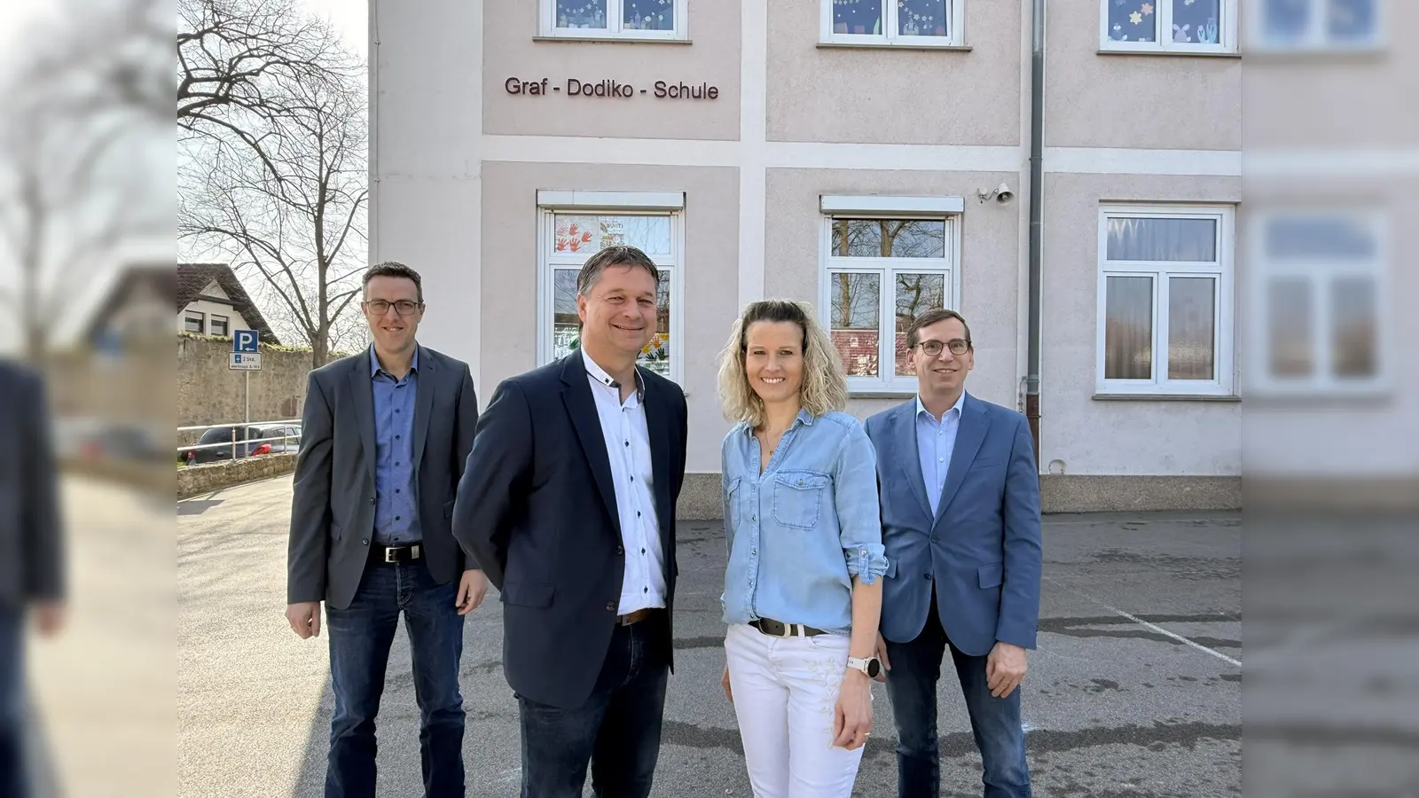  Freude über die neue Schulleitung an der Graf-Dodiko-Schule (v.l.): Erster Beigegeordneter Andreas Niggemeyer, Fachbereichsleiter Olaf Krane, Schulleiterin Christina Jakob, Bürgermeister Tobias Scherf (Foto: Stadt Warburg)