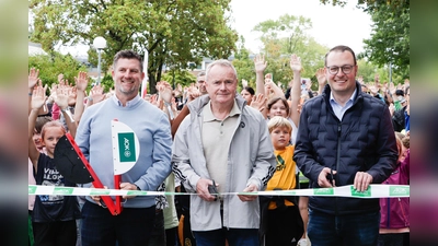 Eröffneten in Brakel den Laufabzeichen-Wettbewerb ‚AOK-Laufwunder‘ für Westfalen-Lippe mit rund 350 Schülerinnen und Schülern, von links: Matthias Wehmhöner (AOK-Serviceregionsleiter), Manfred Schnieder (FLVW-Präsident) und Alexander Kleinschmidt (Bürgermeister der Stadt Brakel). (Foto: Lewe/AOK/hfr.)