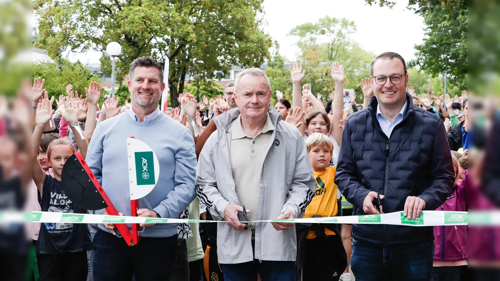 Eröffneten in Brakel den Laufabzeichen-Wettbewerb ‚AOK-Laufwunder‘ für Westfalen-Lippe mit rund 350 Schülerinnen und Schülern, von links: Matthias Wehmhöner (AOK-Serviceregionsleiter), Manfred Schnieder (FLVW-Präsident) und Alexander Kleinschmidt (Bürgermeister der Stadt Brakel). (Foto: Lewe/AOK/hfr.)