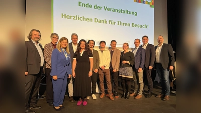 Freuen sich über die gut besuchte Veranstaltung in Brakel (v.l.): Staatssekretär Lorenz Bahr, Dominic Gehle (Abteilungsleiter Bildung und Integration beim Kreis Höxter), Kreisdirektorin Manuela Kupsch, Kabarettist Fatih Çevikkolu, Filiz Elüstü (Teamleiterin Kommunales Integrationszentrum Kreis Höxter), Nicolas Aisch (Bürgermeister der Stadt Borgentreich), Engin Sakal (Geschäftsführer des Landesintegrationsrats). (Foto: Kreis Höxter)