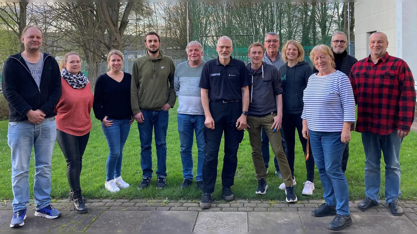 Zeigten sich beim Treffen sehr zufrieden (v.l.): Jan Möller (Stadt Holzminden), Ricarda Riedel (SV 06 Holzminden), Marie Habermann, Gerrit Schrader, Jörg Buck (Stadt Holzminden), Michael Talke (MTV 49 Holzminden), Jan Kaschura (Run Artist), Wolfgang Jacob (Kreissportbund Holzminden), Svenja Borris (Run Artist), Karla Schwerin, Jörg Hübner (MTV 49 Holzminden) und Hartmut Hirche (SV 06 Holzminden). (Foto: Kreissportbund Holzminden)
