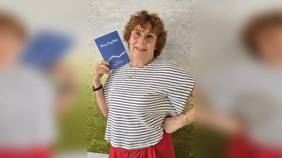 Dichterin Regina Hellmann stellt ihren brandneuen Gedichtband „Herz - Gezeiten” in einzigartiger Kulisse auf dem Weserschiff „Hessen“ in Bad Karlshafen vor.  (Foto: Barbara Siebrecht)