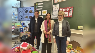 V.l.: Bürgermeister Nicolas Aisch, Anna Katharina Bölling und Schulleiterin Regina Thesing. (Foto: privat)