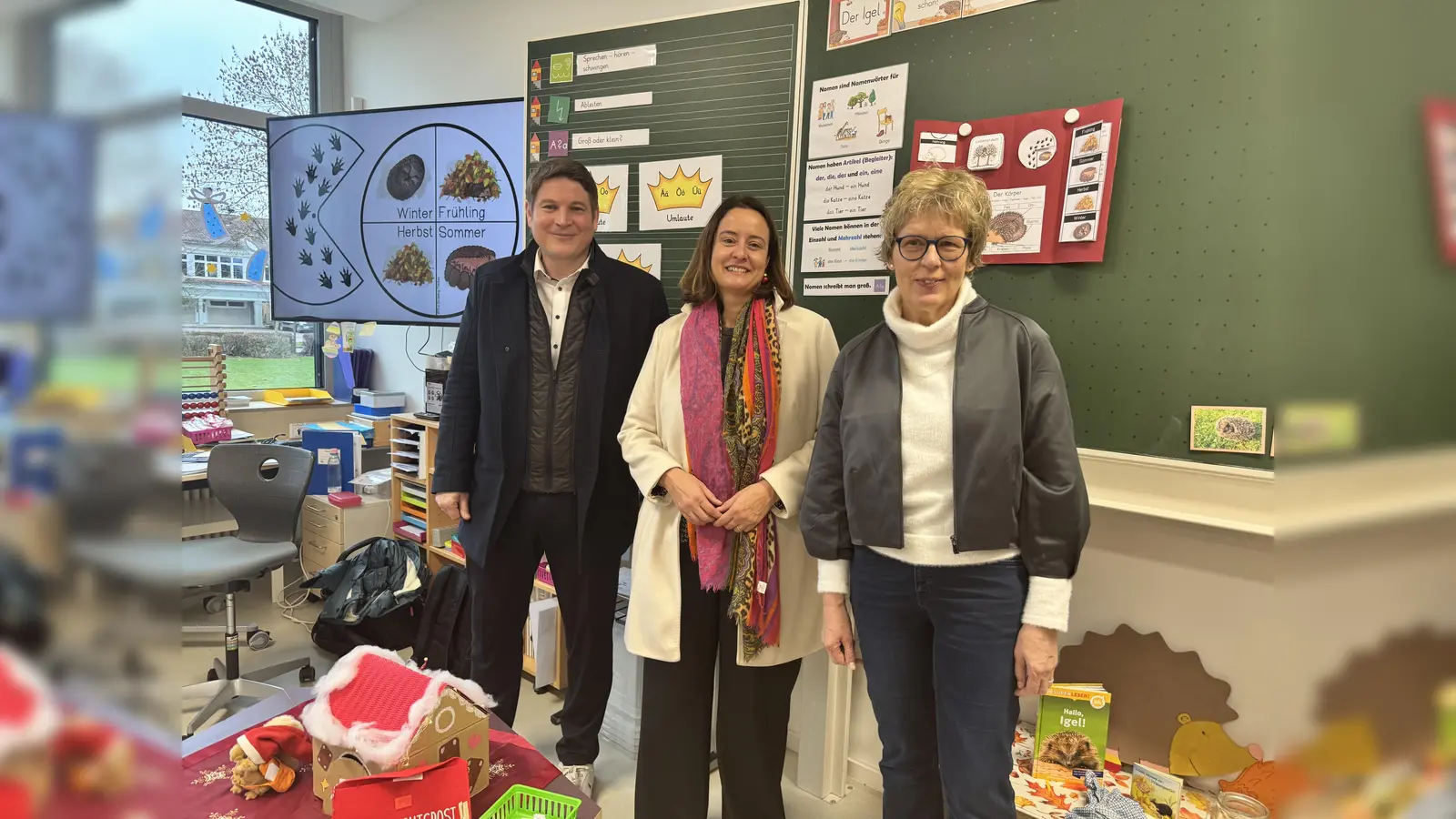 V.l.: Bürgermeister Nicolas Aisch, Anna Katharina Bölling und Schulleiterin Regina Thesing. (Foto: privat)