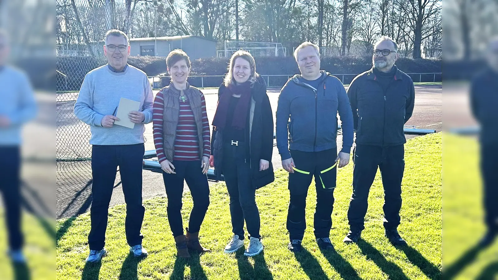 Erfolgreiche Stadionbegehung für eine mögliche Großveranstaltung (v.l.): Wolfgang Jacob (KSB), Petra Möhle (NLV), Marie Habermann (Stadt Holzminden), Jens Nolde und Ulrich Ziehlke (Platzwarte). (Foto: Kreissportbund Holzminden)