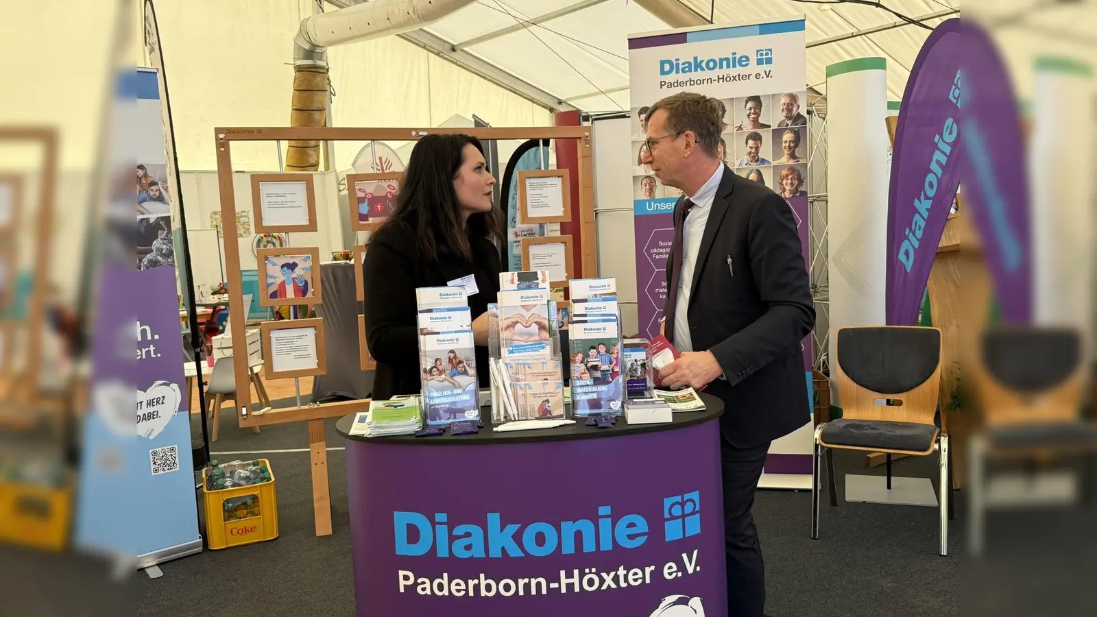 Die Gewerbe- und Verkaufsausstellung bietet Raum, sich zu präsentieren und mit den Menschen ins Gespräch kommen, wie die Diakonie Paderborn-Höxter im Gespräch mit Bürgermeister Tobias Scherf im vergangenen Jahr. (Foto: Stadt Warburg)