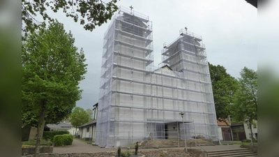 Kirchenführung mit „Christo-Erlebnis“: aktuell ist die Doppelturmfassade der Bökendorfer Pfarrkirche für anstehende Renovierungsarbeiten zwar eingerüstet und verpackt, aber das ist für die Kirchenführung im Innenraum der „kleinen Schwester von Corvey“ nicht hinderlich. (Foto: Bernhard Aufenanger)