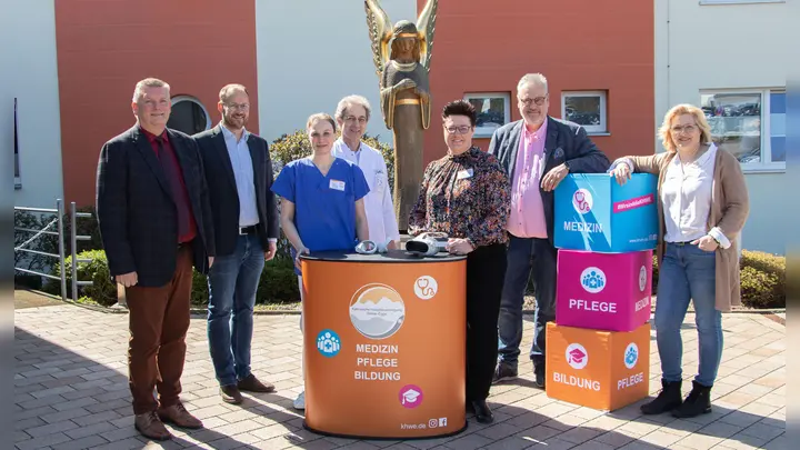 Das St. Vincenz Hospital und das Bildungszentrum feiern 50. Geburtstag und öffnen am Sonntag, 7. Mai, ihre Türen für Besucher (v.l.): KHWE-Geschäftsführer Christian Jostes, Simon Schmale (Leiter Geschäftsbereich Krankenhaus und Standortleiter St. Vincenz Hospital), Helena Massmann (Teamleitung Ambulanz), Dr. Josef Nelles (Chefarzt der Klinik für Schmerzmedizin und Ärztlicher Leiter am St. Vincenz Hospital), Stefanie Schoppe (Schulleitung Bildungszentrum), Christian Bargatzky (Pflegedirektor) und Jessica Mewes (Leitung Therapiezentrum). (Foto: KHWE)