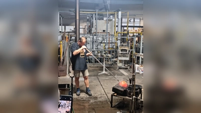 Glasbläser beim Formen eines Lampenschirms. (Foto: privat)