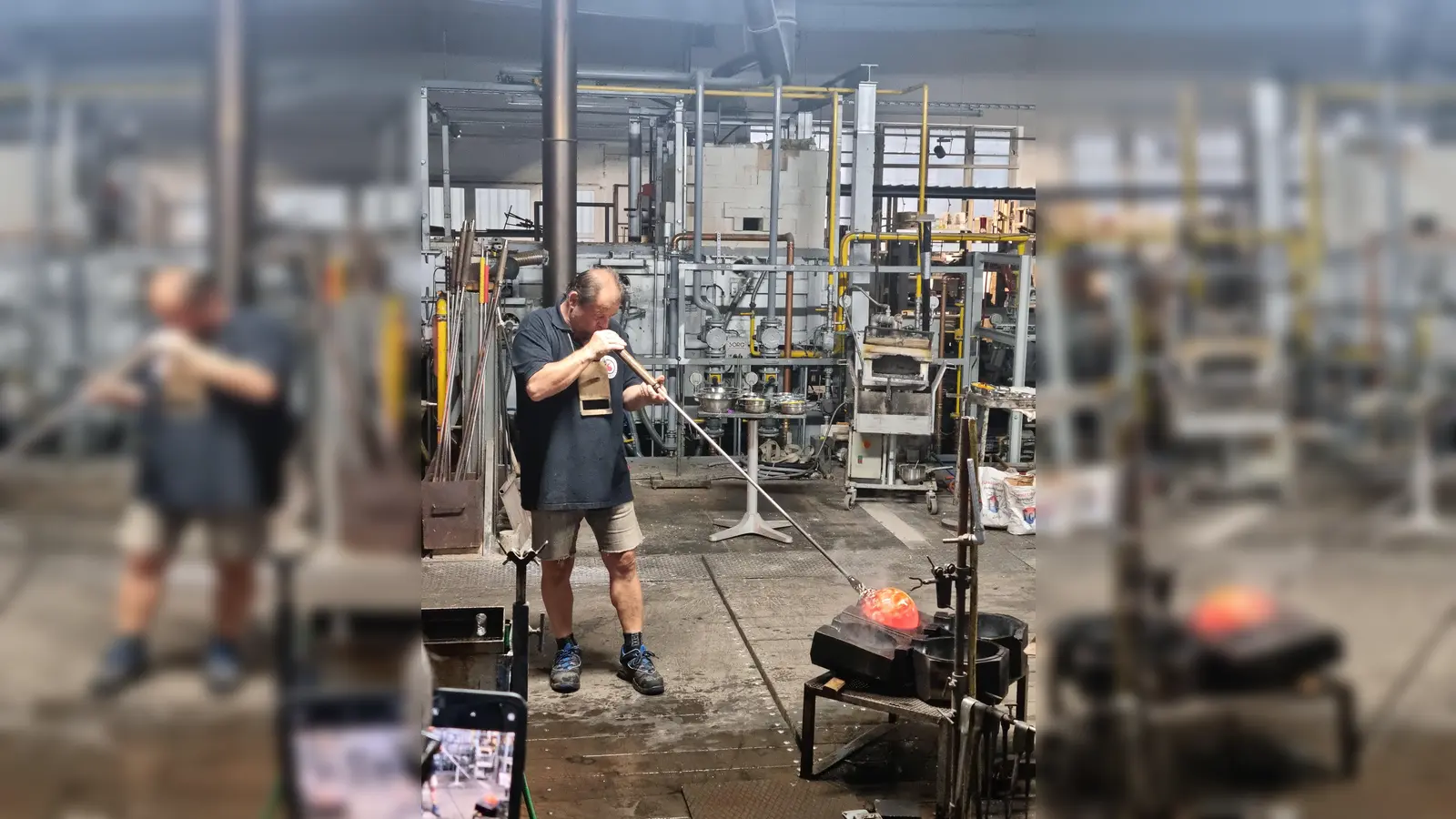 Glasbläser beim Formen eines Lampenschirms. (Foto: privat)