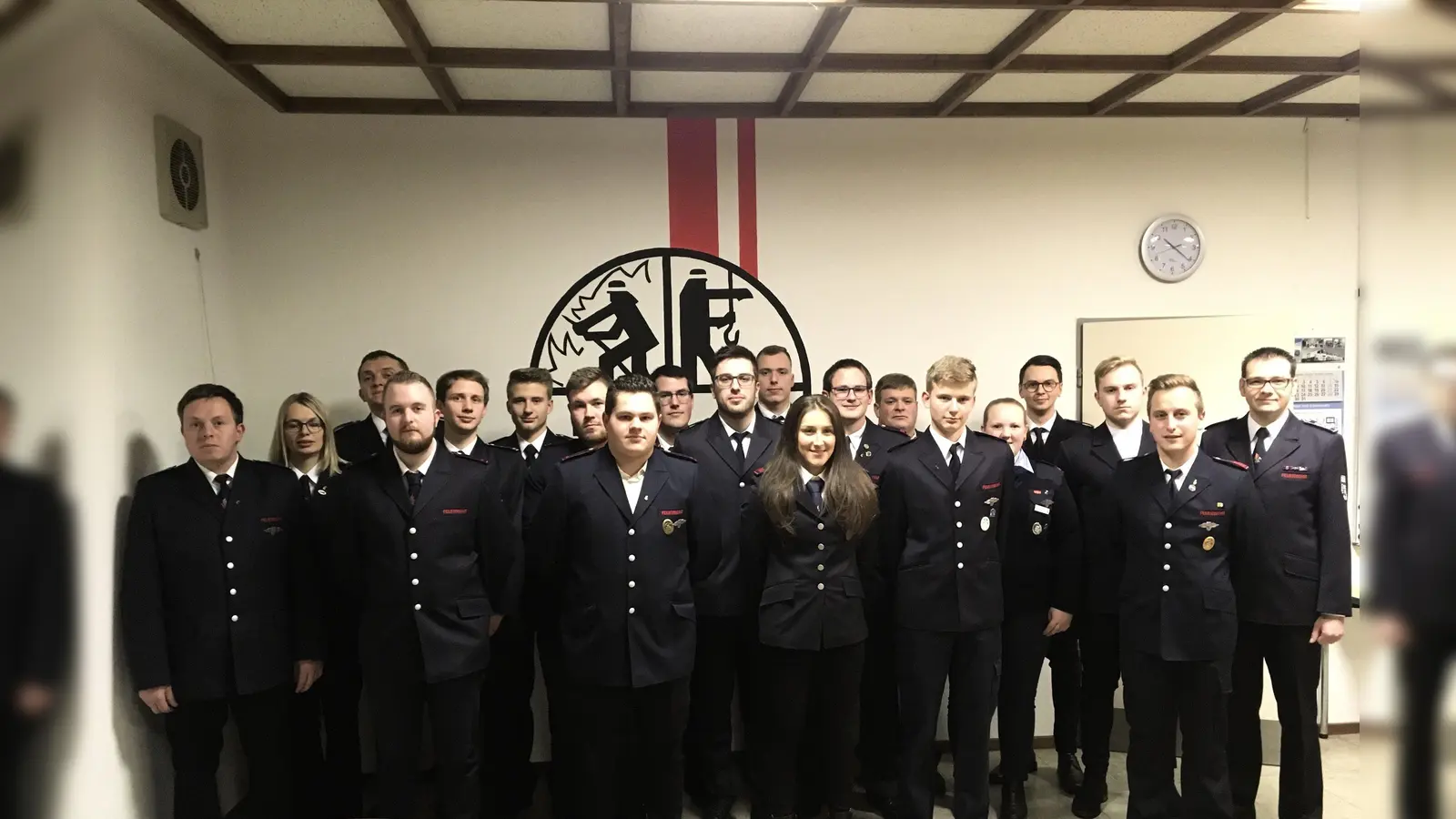 Geehrte und Beförderte (v.l.): stellv. Löschgruppenführer Christian Frewer, Jugendwartin Annette Frewer, Markus Frewer, Robin Erfurth, Löschgruppenführer Marius Ulrich, Lukas Peters, Luca Monska, Dominik Pape, Felix Vorwick, Marius Daniel, Marcus Schrader, Patricia Hartmann, Pascal Pape, Torben Hartmann, Pascal Peters, Svenja Rogasch, Rene Euteneuer, Leon Bartholdus, Felix Hartmann sowie der stellv. Leiter der Feuerwehr, Sebastian Ewen. (Foto: Foto: Andreas Frewer, Feuerwehr Beverungen)