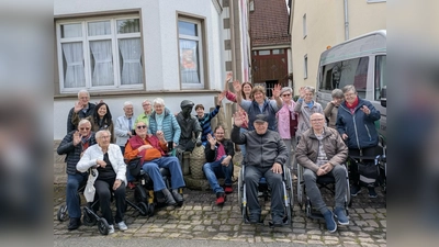 Die Seniorengruppe von Carpe Diem mit Betreuern und Manfred Dierkes.  (Foto: Korbmachermuseum )
