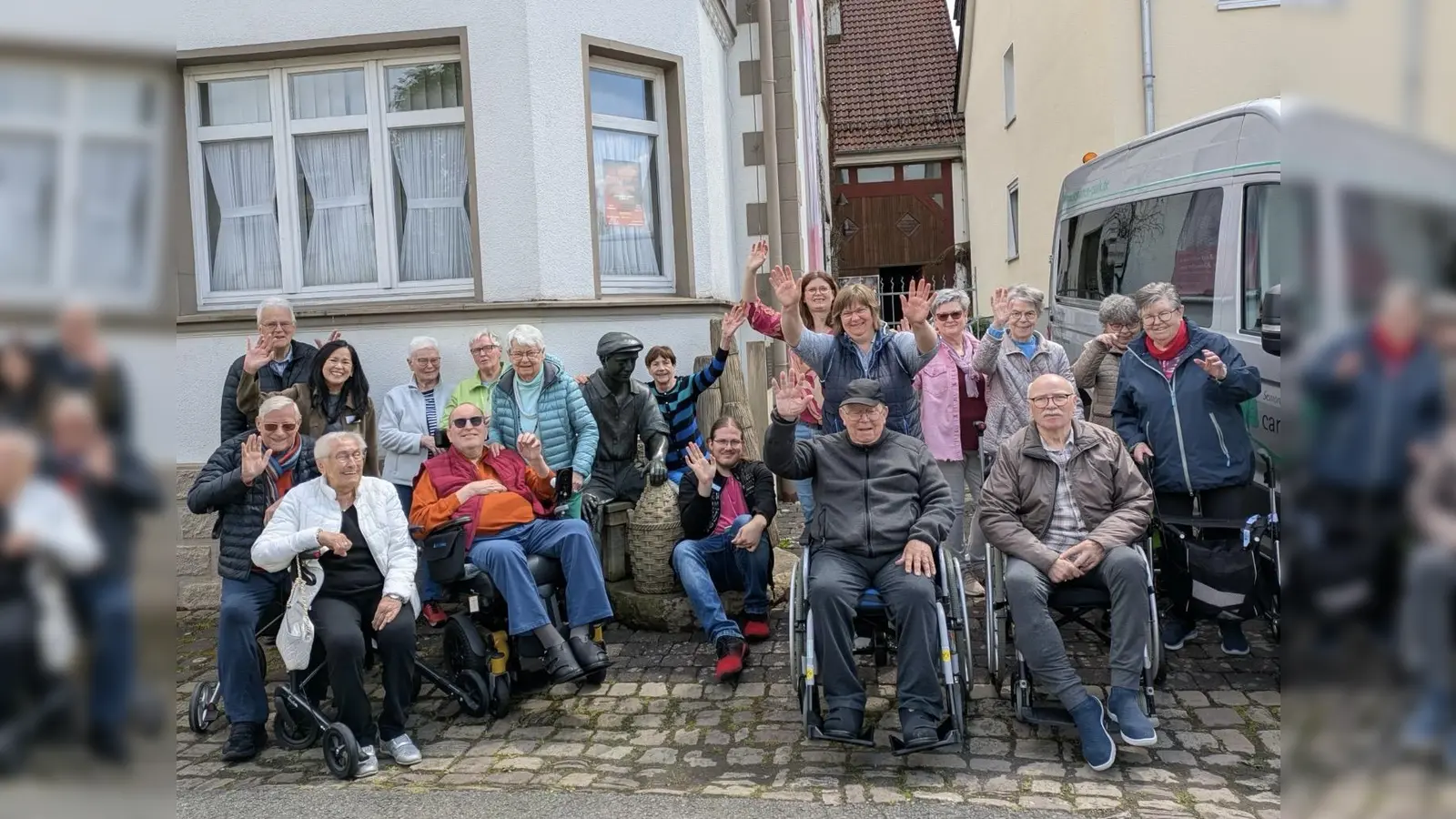 Die Seniorengruppe von Carpe Diem mit Betreuern und Manfred Dierkes.  (Foto: Korbmachermuseum )