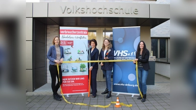 Informieren in Steinheim zum Thema Glasfaser: Inga Lockstedt (Projekt „Miteinander Digital“), Ute Delimat (Verbraucherzentrale NRW im Kreis Höxter), Julia Gäbelein (VHS-ZV) und Janine Brigant-Loke (Leitung VHS-ZV). (Foto: VHS-Zweckverband)