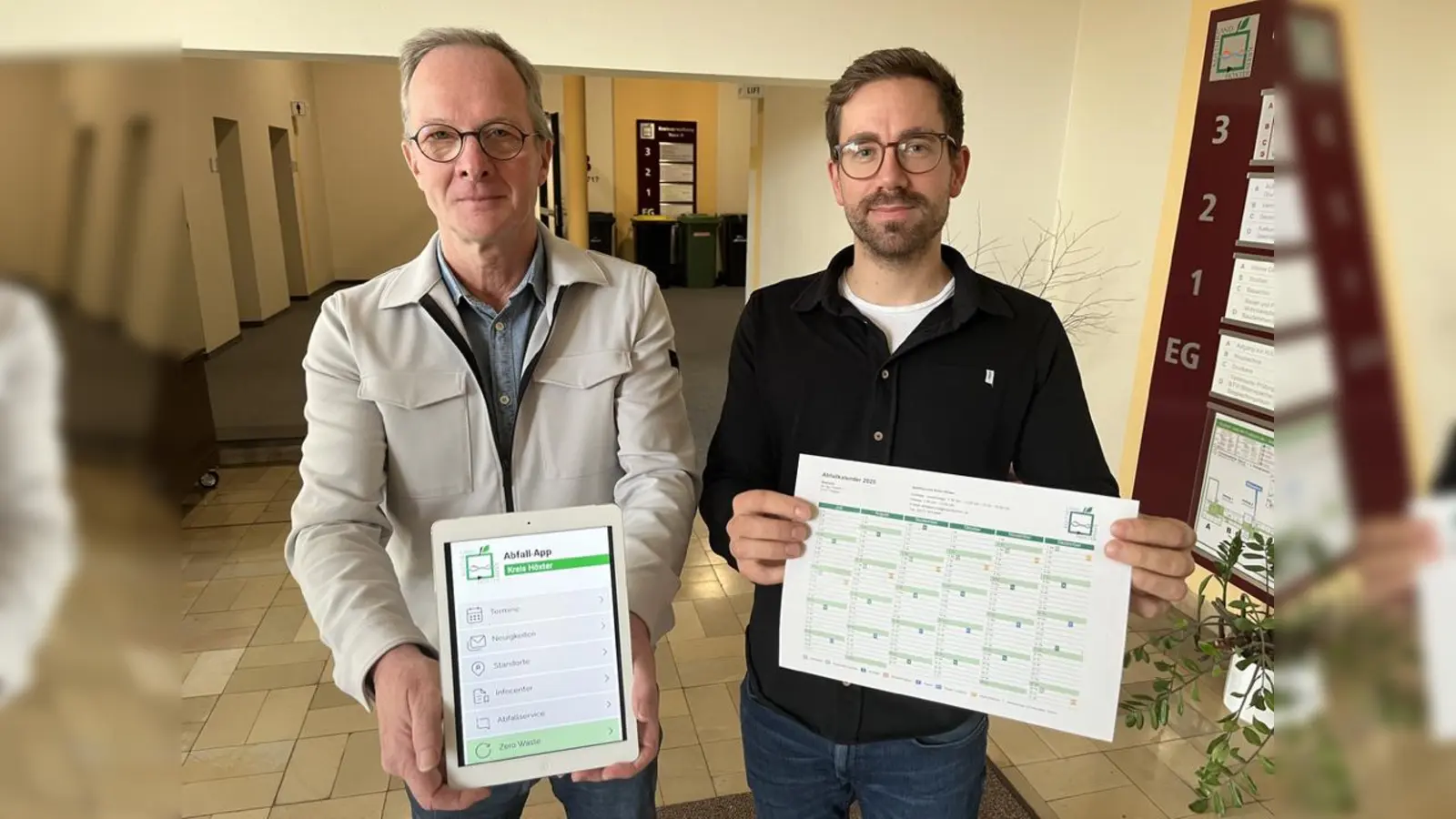 Um Ressourcen und Kosten zu sparen, wird es zukünftig keinen gedruckten Abfallkalender mehr im Kreis Höxter geben. Stattdessen empfehlen Hubertus Abraham und Nicolas Witschorek von der Abteilung Abfallwirtschaft und Bodenschutz den Bürgerinnen und Bürgern die kostenlose Abfall-App, die an alle Abfuhrtermine erinnert und über Änderungen informiert. (Foto: Kreis Höxter)