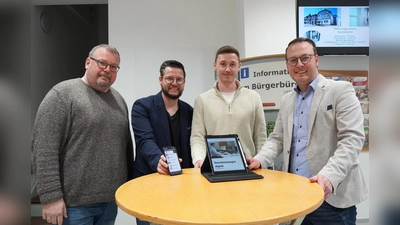 Möchten auf die neuen Online-Dienstleistungen bei der Stadt Brakel hinweisen (v.l.): Michael Wagemann (Leiter des Bürgerbüros), Fachbereichsleiter Benedikt Gönnewicht, Tobias Stuwe (Digitalisierungsbeauftragter) und Bürgermeister Alexander Kleinschmidt. (Foto: Stadt Brakel)